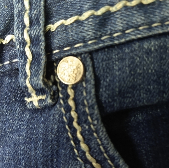 Maurices original dark wash denim capris zip button close. Size 5/6 - Picture 5 of 12